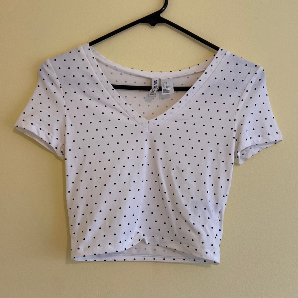 white cropped shirt w black polka dots sz:xs